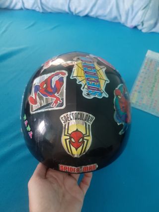 casco niño marca Wedze, con pegatinas de spiderman