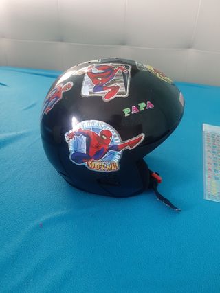 casco niño marca Wedze, con pegatinas de spiderman