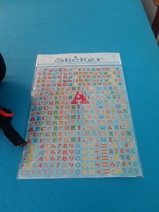 casco niño marca Wedze, con pegatinas de spiderman