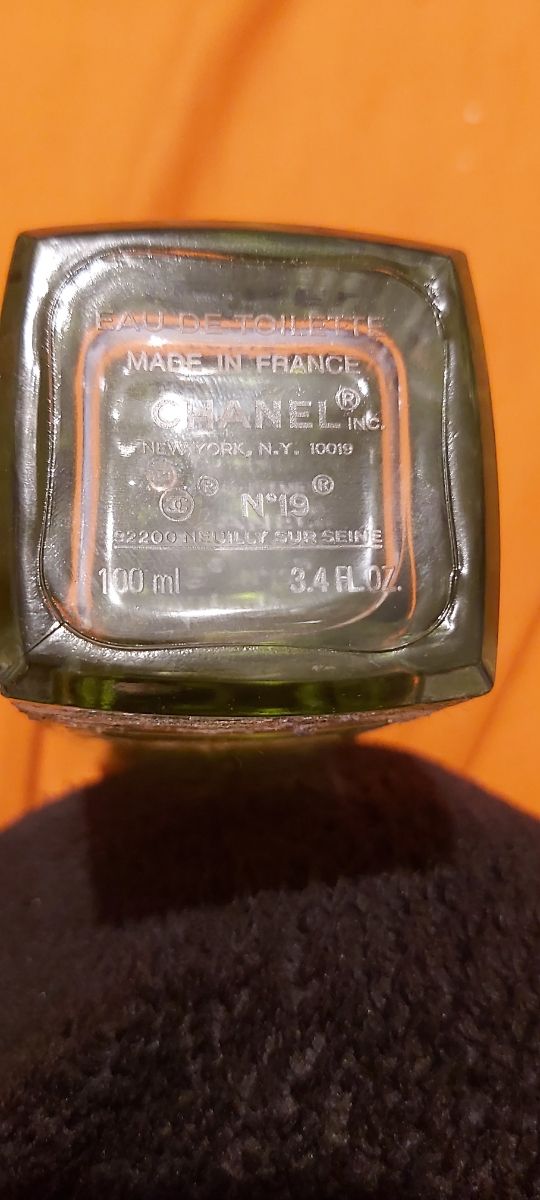 CHANEL 19 