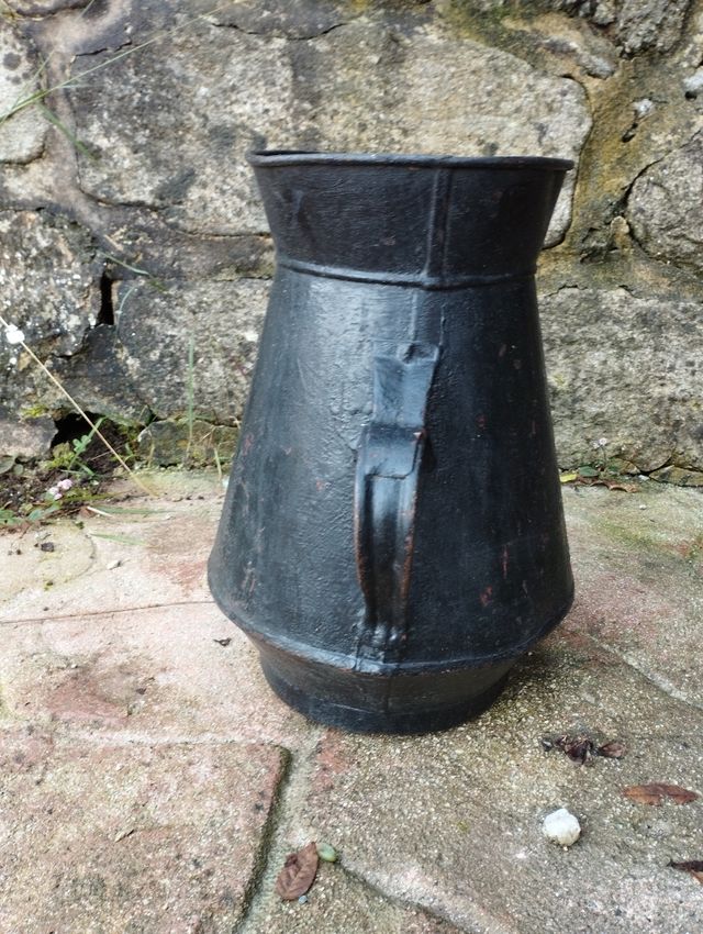 Antiguo cantaro de metal con altura de 40 cm