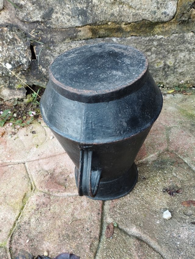 Antiguo cantaro de metal con altura de 40 cm