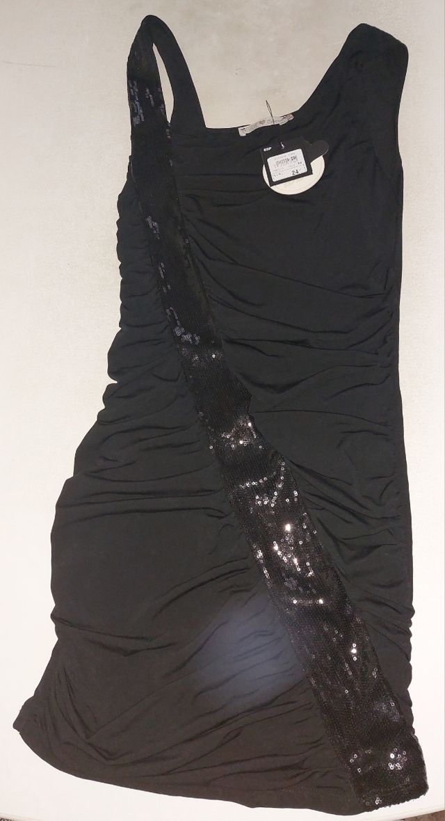vestido negro ajustado 