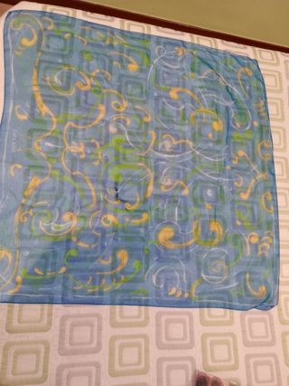 Pañuelo cuadrado tonos azules y amarillo ORLANE