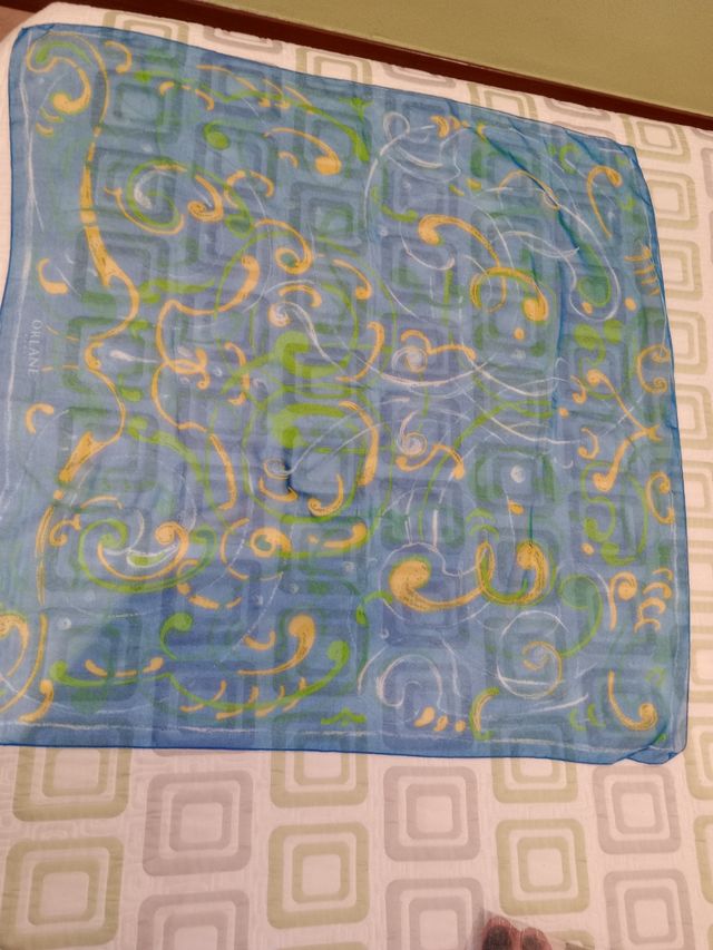 Pañuelo cuadrado tonos azules y amarillo ORLANE