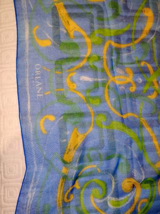 Pañuelo cuadrado tonos azules y amarillo ORLANE
