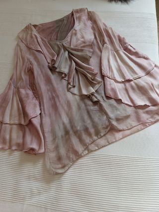 Blusa sedosa color rosa.