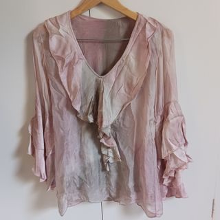 Blusa sedosa color rosa.