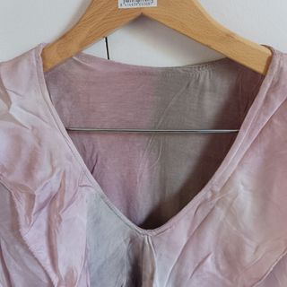 Blusa sedosa color rosa.