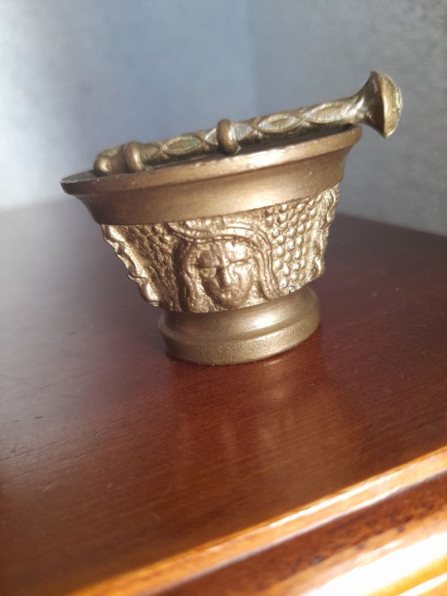 almire  antiguo con 3 caras diferentes talladas