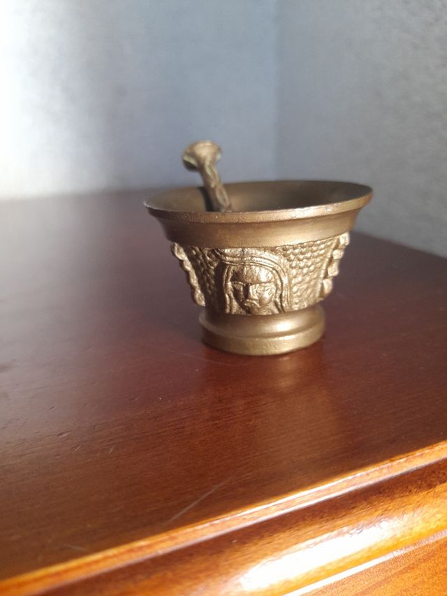 almire  antiguo con 3 caras diferentes talladas