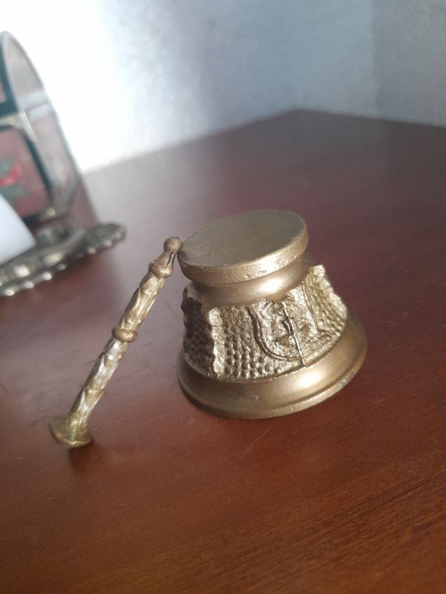 almire  antiguo con 3 caras diferentes talladas