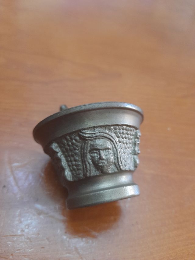 almire  antiguo con 3 caras diferentes talladas