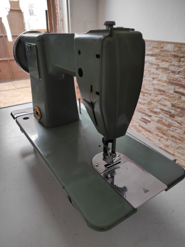 máquina de coser Alfa.