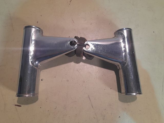 Supporti per fari per motociclette.