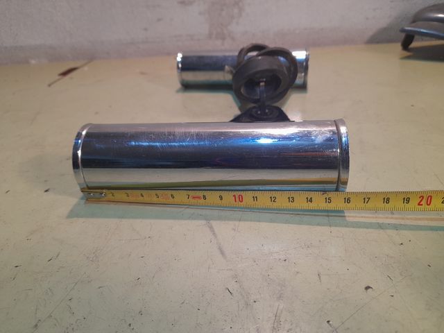 Supporti per fari per motociclette.