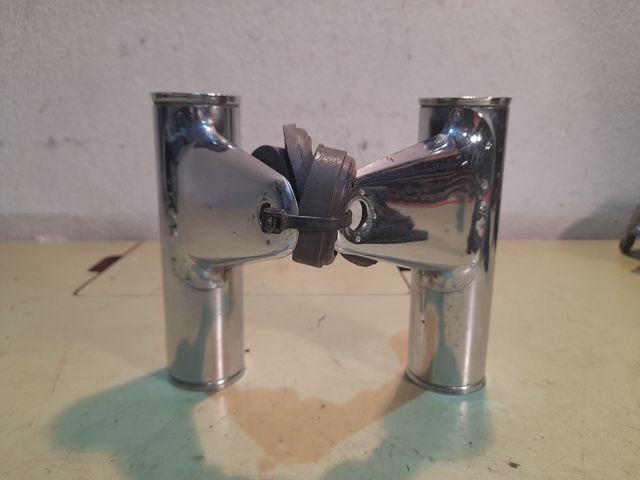 Supporti per fari per motociclette.