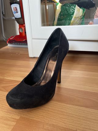 Tacones negros de ante