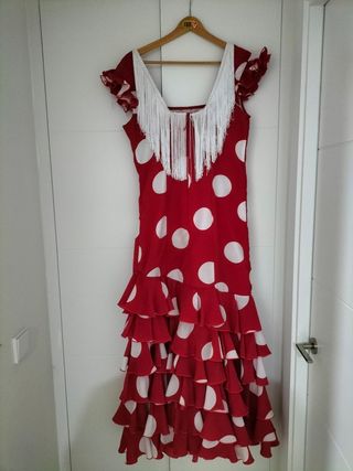 Traje de flamenca rojo con lunares blancos