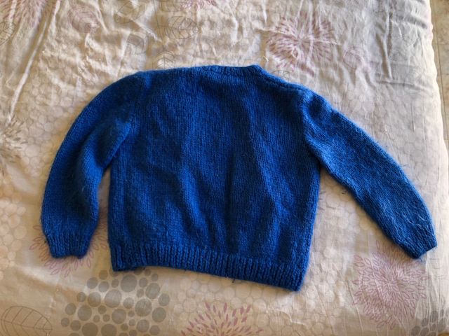 Chaqueta suave con dibujo de perro blanco.