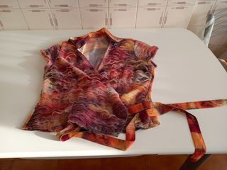 blusa de gasa con volantes en la delantera
