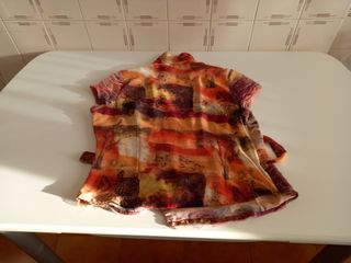 blusa de gasa con volantes en la delantera