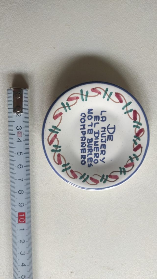 Piastrelle e piattini antichi