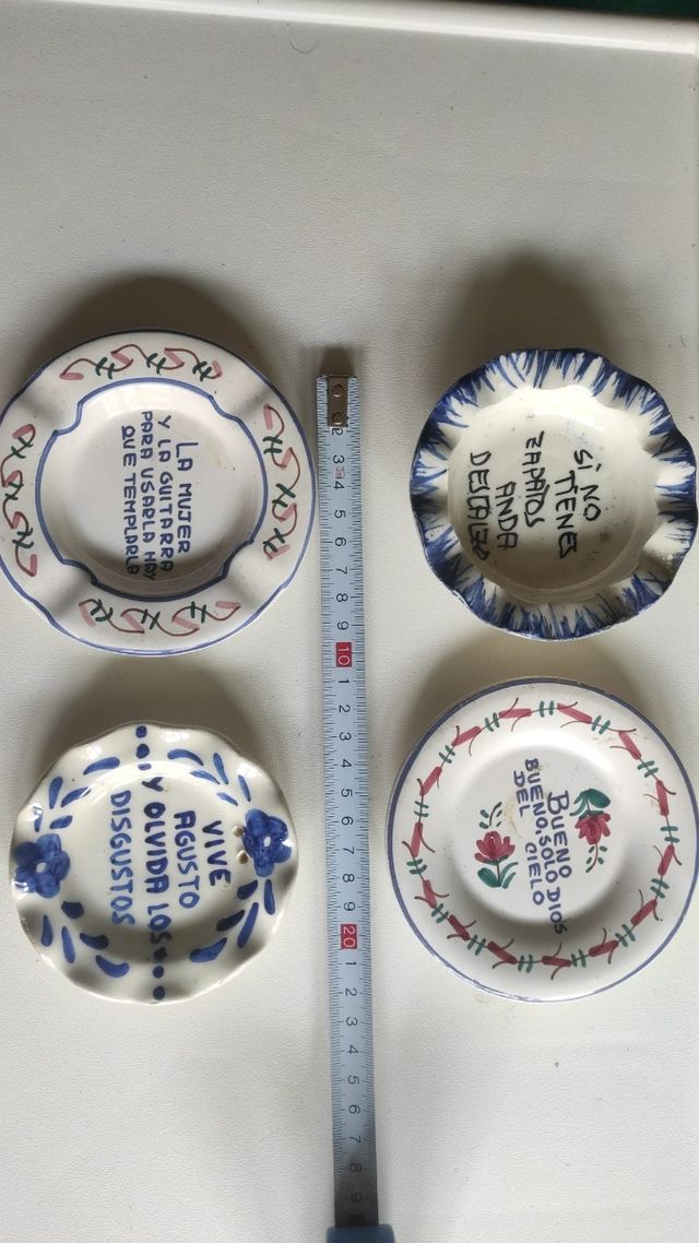 Piastrelle e piattini antichi