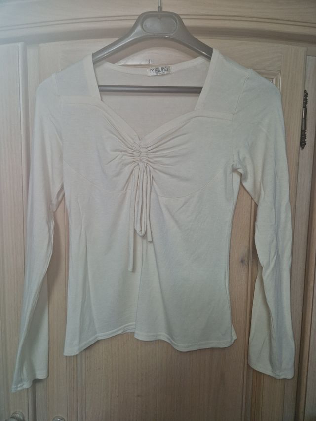 camiseta de mujer con escote