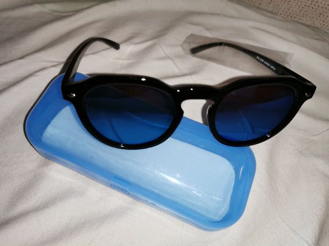 Gafas de sol de estilo clásico. NUEVO sin usar.