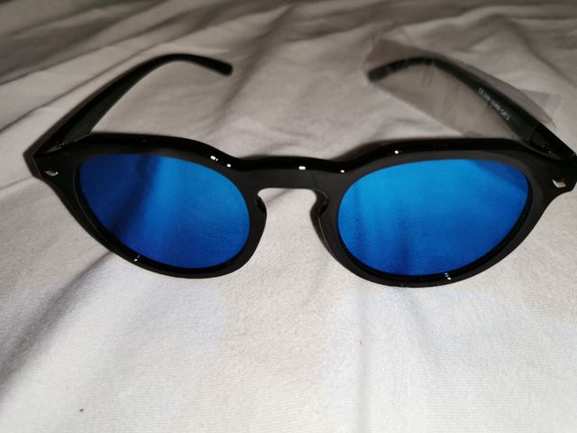 Gafas de sol de estilo clásico. NUEVO sin usar.