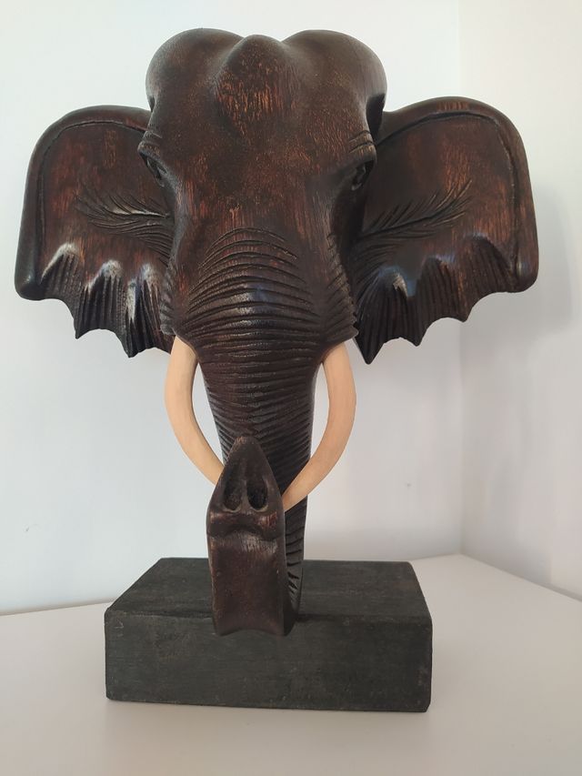 Cabeza de elefante en madera