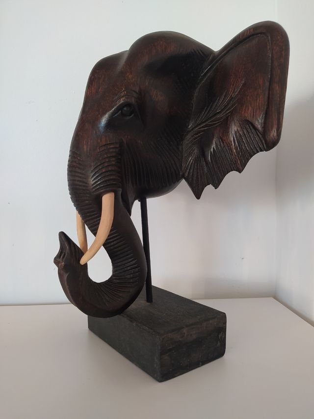Cabeza de elefante en madera