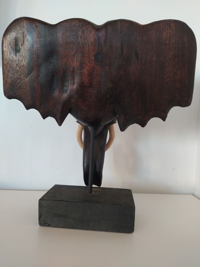 Cabeza de elefante en madera