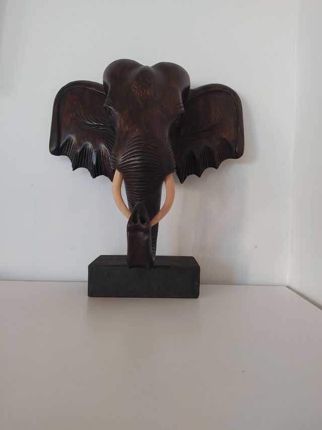 Cabeza de elefante en madera