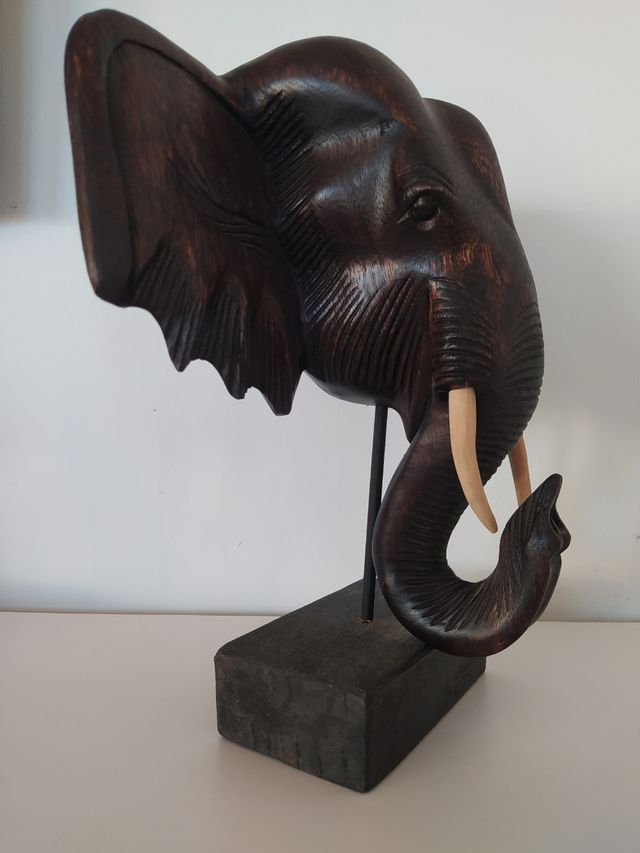 Cabeza de elefante en madera