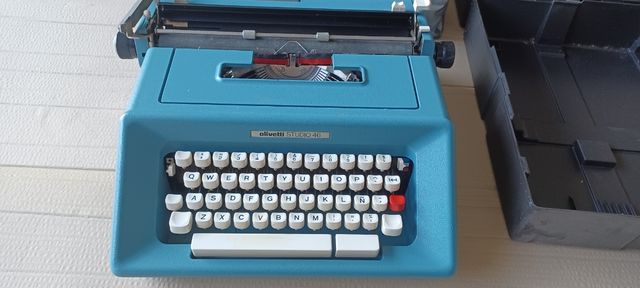 Maquina de escribir antigua