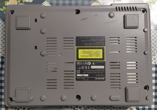 Playstation 1 con un mando original y cables