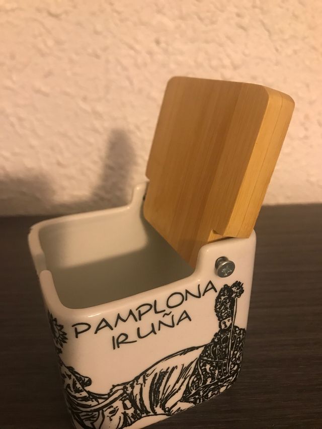 Azucarero con diseño de Pamplona.