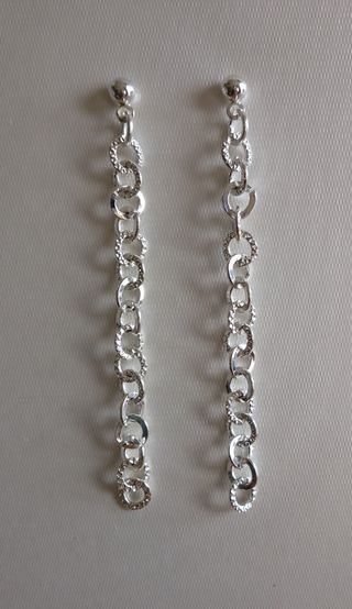 Pendientes de metal plateado.