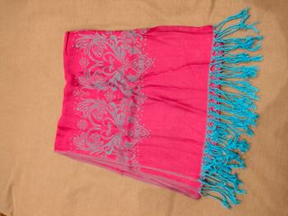 Pashmina rosa fucsia y azul.