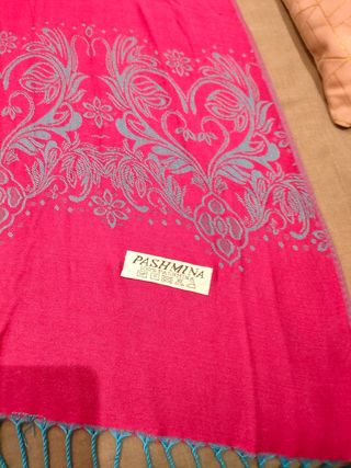 Pashmina rosa fucsia y azul.