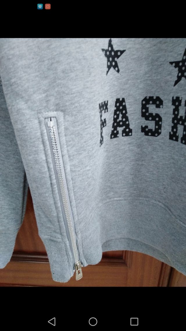 Sudadera de color gris