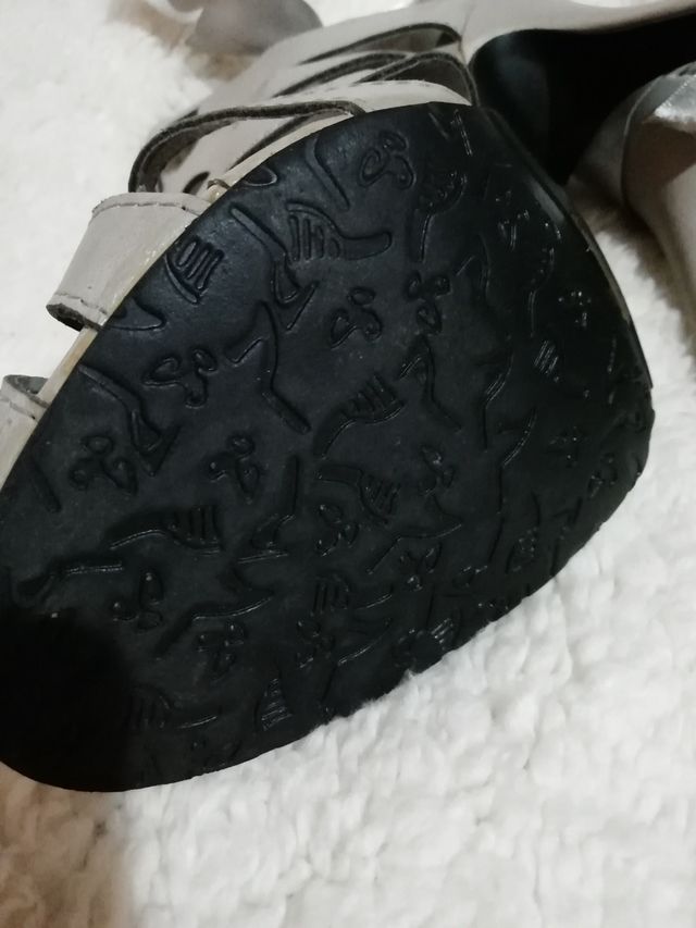 Sandalia gris tacón