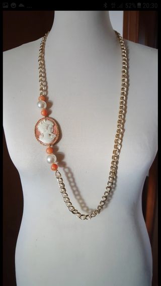 Collana lunga con medaglione tipo cammeo 