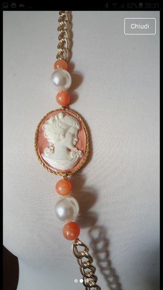 Collana lunga con medaglione tipo cammeo 