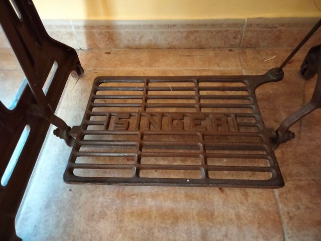 Es ven taula de màquina de cosir SINGER
