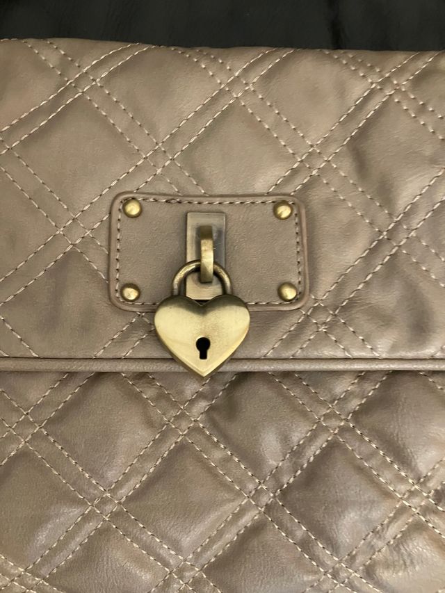 Borsa a spalla con catena e cuore centrale 