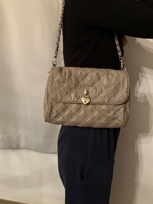 Borsa a spalla con catena e cuore centrale 