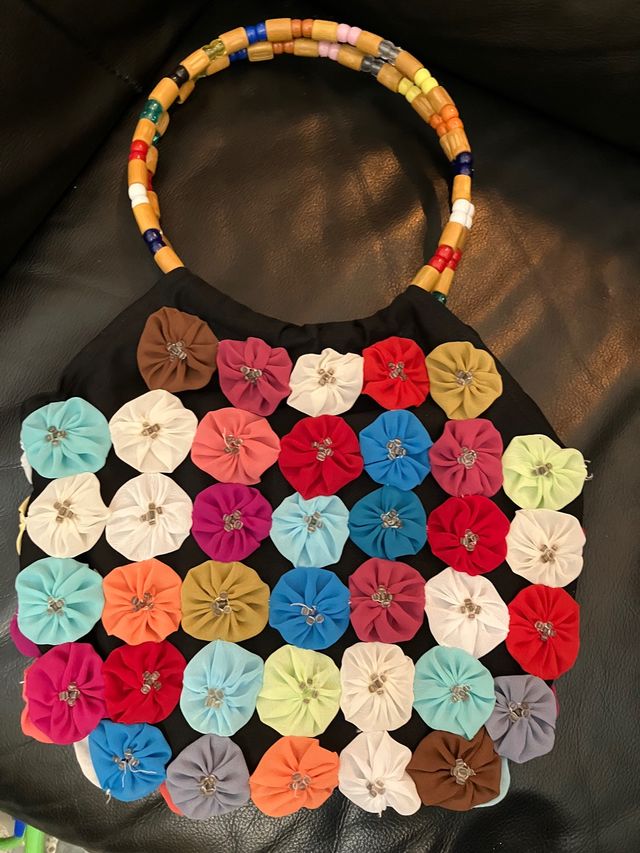 Borsa nera con fiorellini colorati